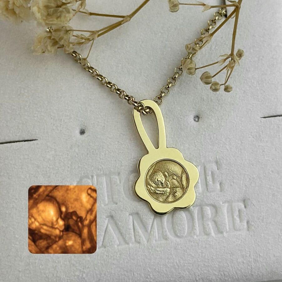 Anhänger in Form einer Babyrassel mit Ultraschallgravur, 925 Silber