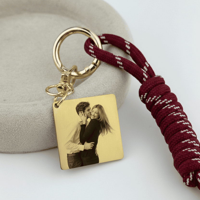 Breloc în formă de romb cu șnur