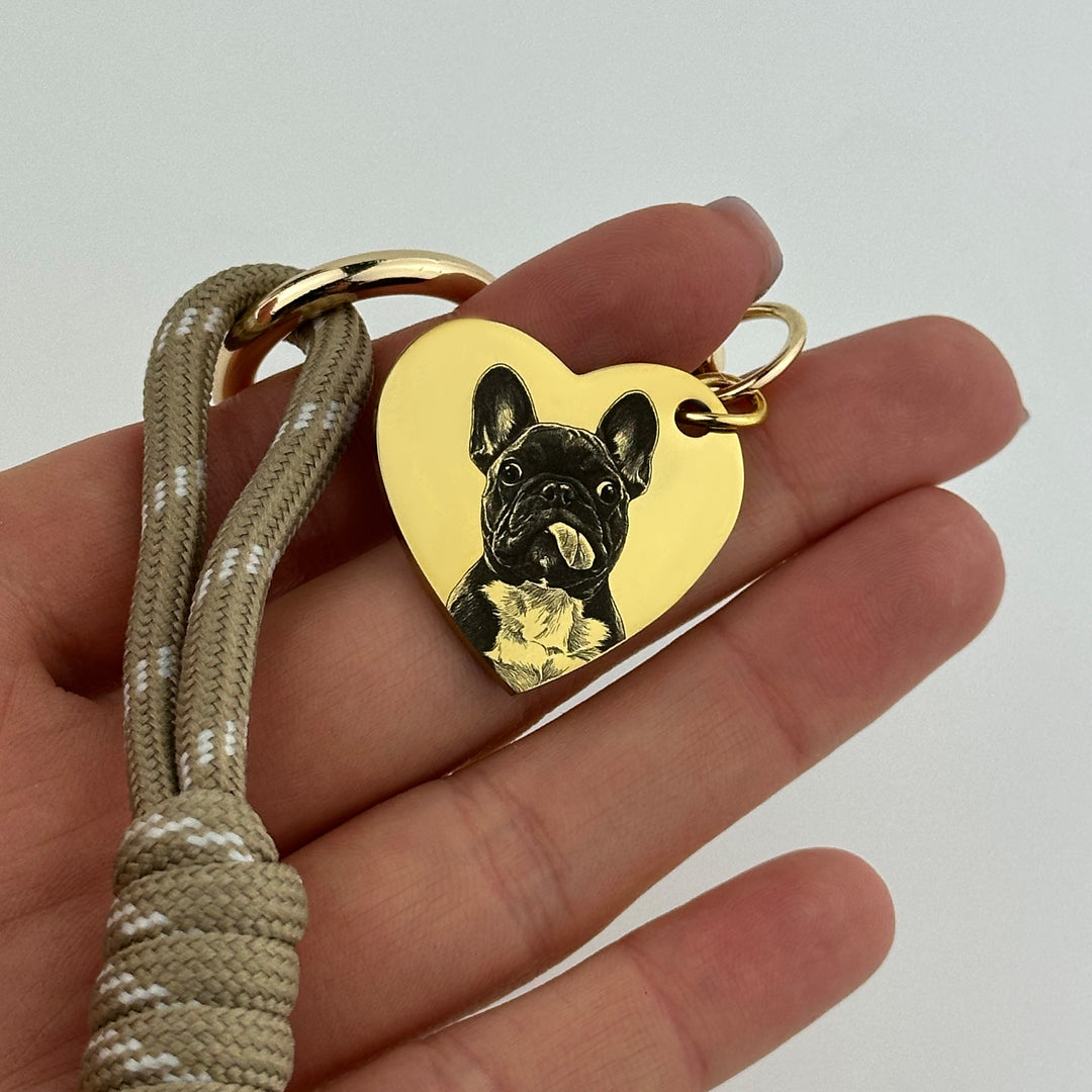 Breloc în formă de inimă cu șnur