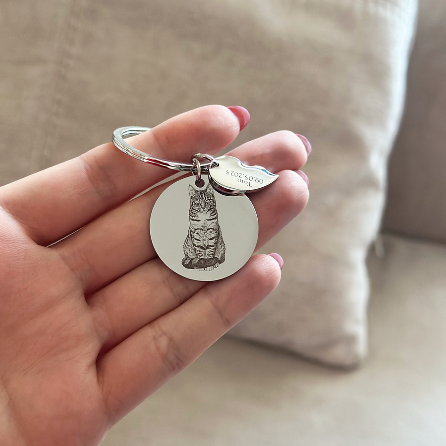 Round keychain with a half-heart, 30 mm