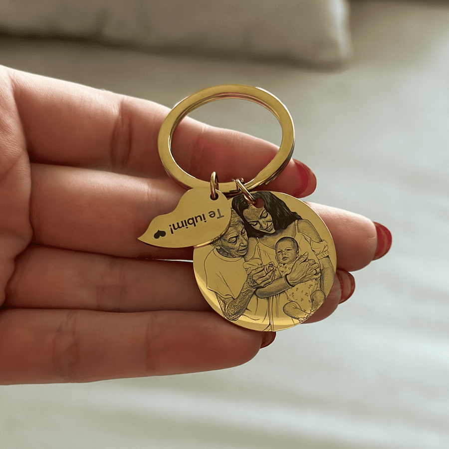 Round keychain with a half-heart, 30 mm