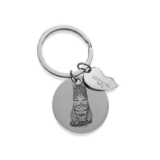 Round keychain with a half-heart, 30 mm