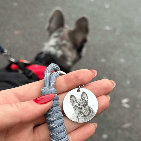 Breloc rotund pe șnur