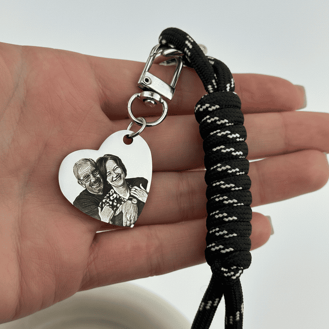 Breloc în formă de inimă cu șnur