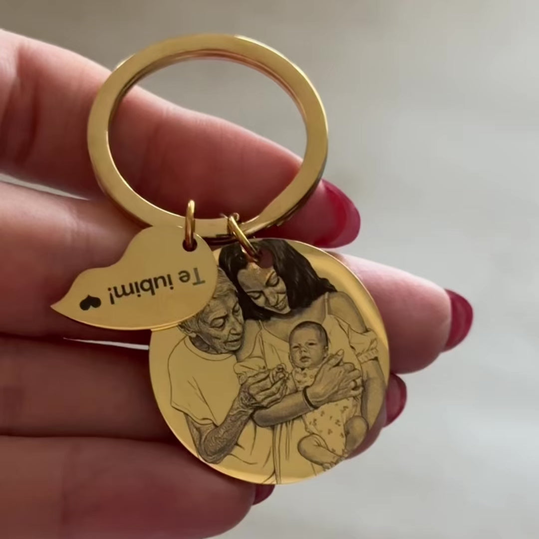 Round keychain with a half-heart, 30 mm