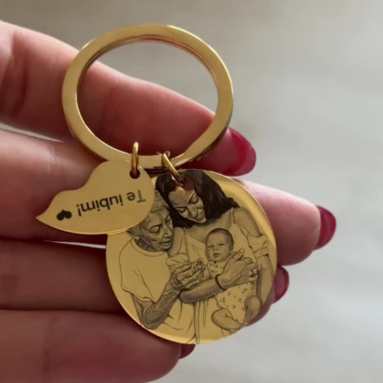 Round keychain with a half-heart, 30 mm